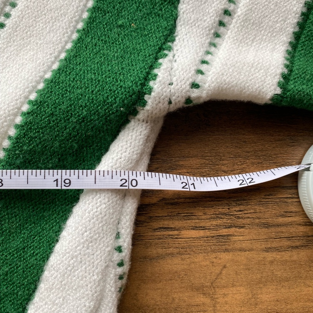 Stylish Green and White V-Neck Sweater - Picture 5 of 7